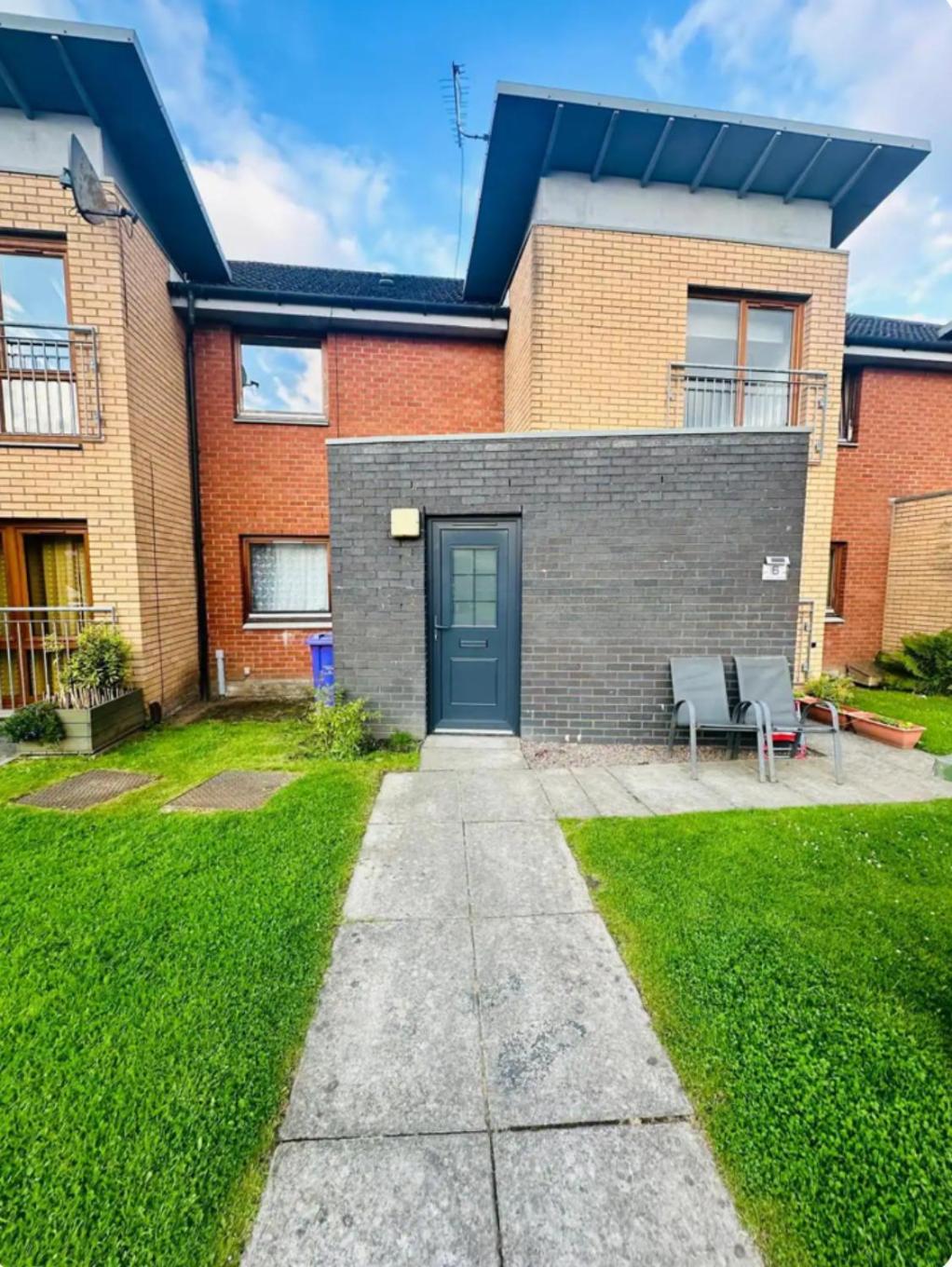 2 Bed Entire Upper Flat In Apartment